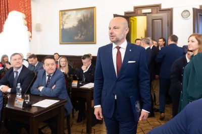 zdjęcie z pierwszej sesji Rady Miasta Rzeszowa IX kadencji, podczas kt&oacute;rej odbyło się uroczyste ślubowanie Prezydenta Miasta Rzeszowa Konrada Fijołka, fot. Grzegorz Bukała, Urząd Miasta Rzeszowa